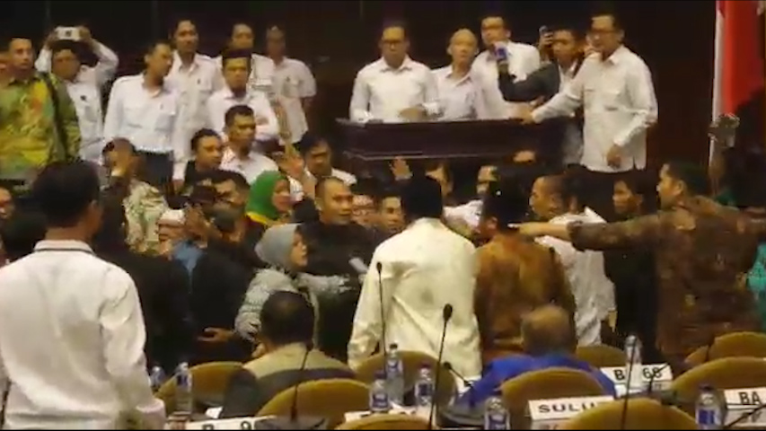 panas-dan-ricuh-sidang-paripurna-dpd-ri_20170403_170537.jpg