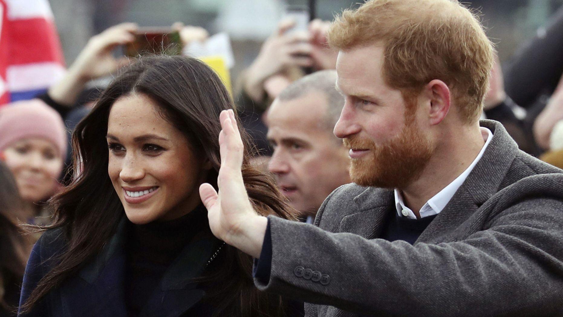 pangeran-harry-dan-meghan-markle-saat-berjalan-jalan-di-esplanade-di-kastil-edinburgh.jpg