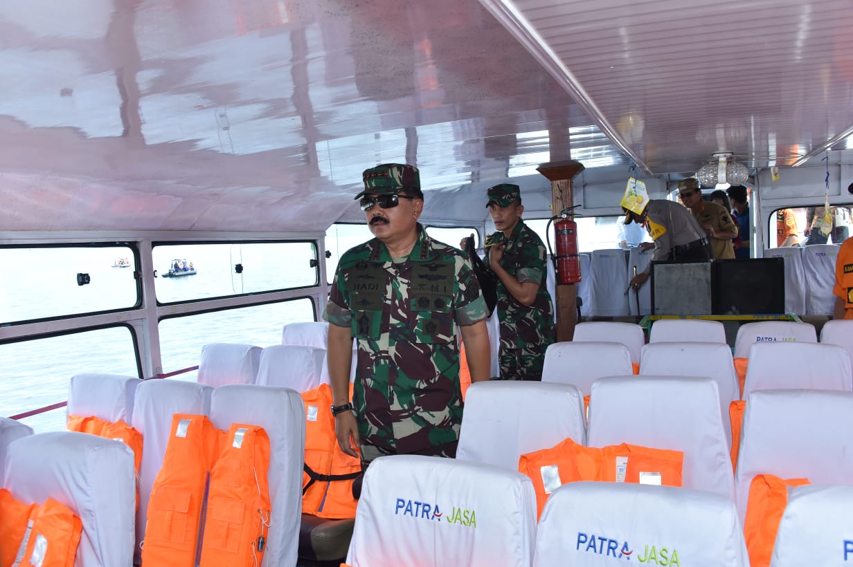 panglima-dan-kapolri-kunjungi-korban-km-sinar-bangun_20180622_111250.jpg