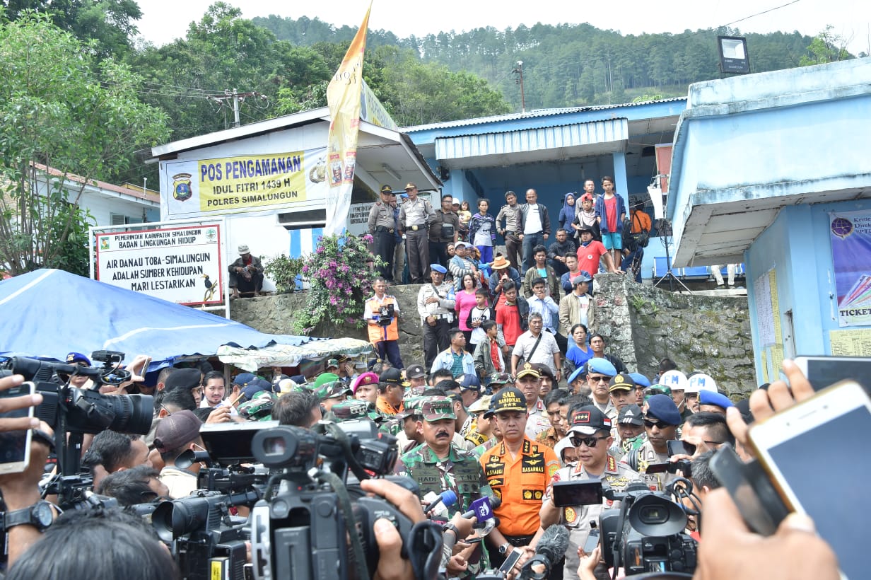 panglima-dan-kapolri-kunjungi-korban-km-sinar-bangun_20180622_111336.jpg