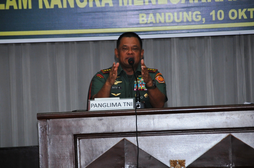 panglima-tni-beri-pembekalan-perwira-siswa_20171011_085131.jpg