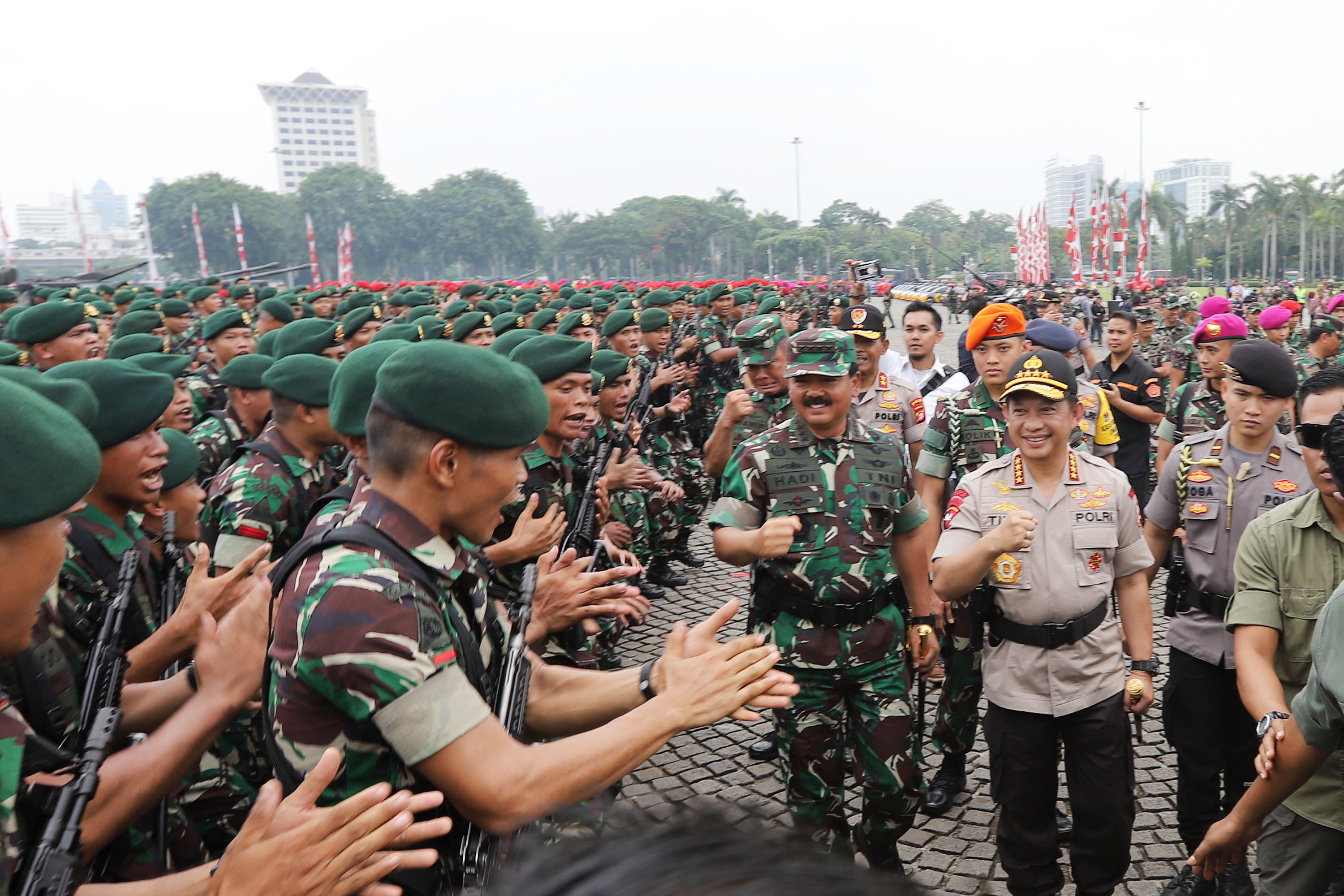 panglima-tni-dan-kapolri-pimpin-apel-pengamanan-natal-dan-tahun_20181130_184113.jpg