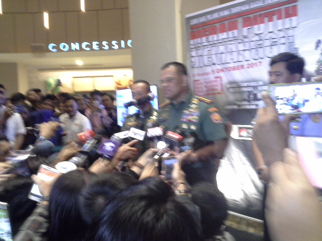 panglima-tni-hadiri-pemutaran-film-merah-putih-memanggil_20171006_011652.jpg