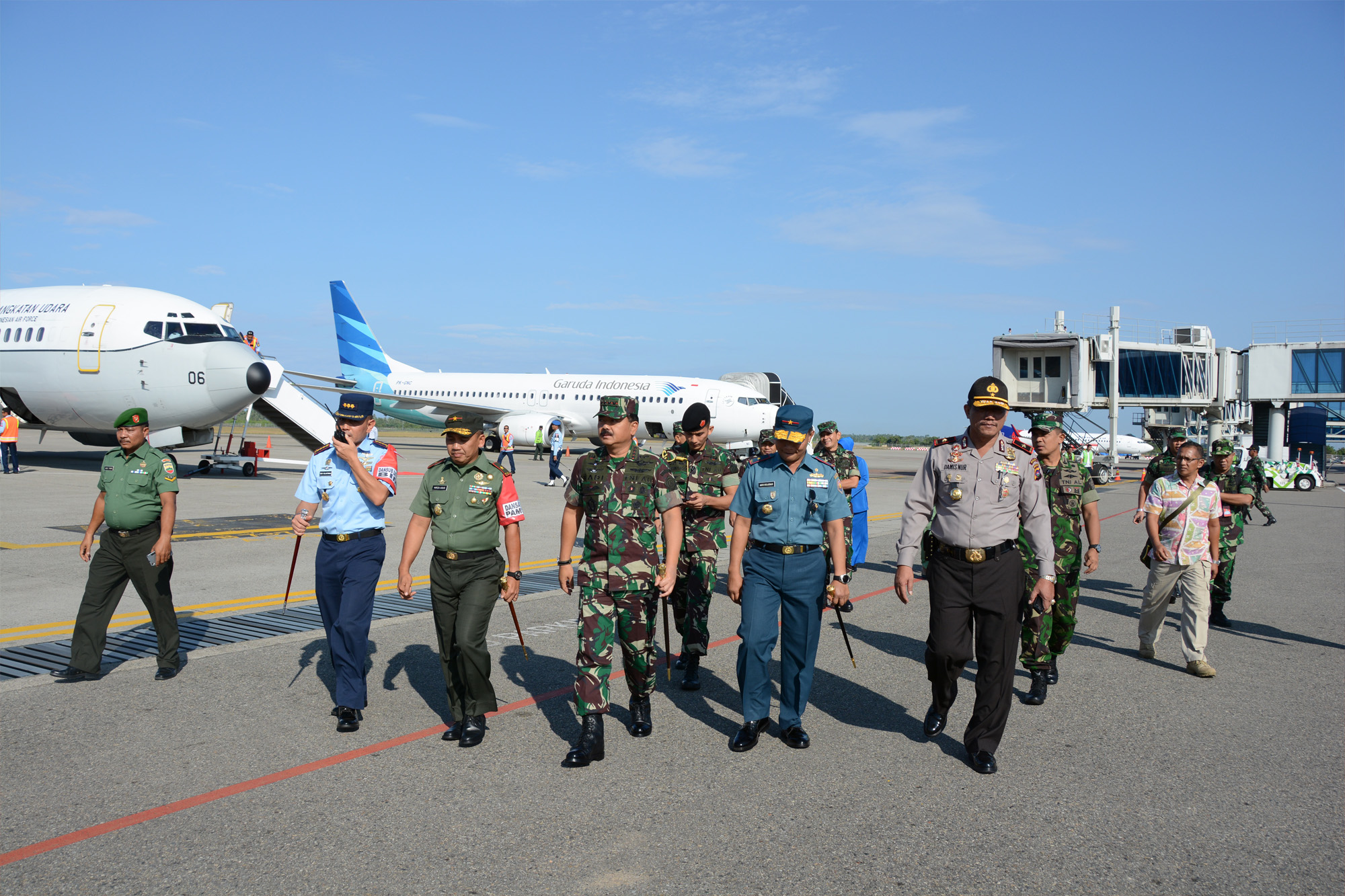 panglima-tni-hadiri-puncak-peringatan-hpn-di-kota-padang_20180210_095012.jpg