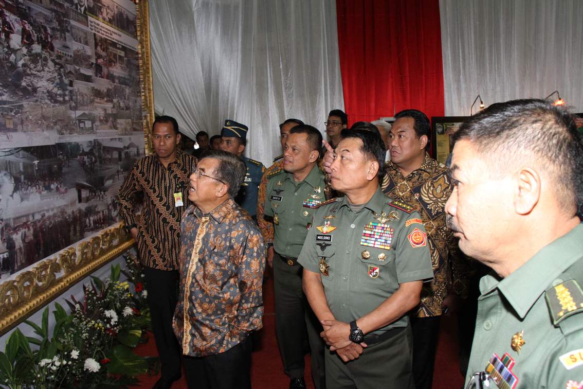 panglima-tni-jendral-moeldoko-mendampingi-wapres-jusuf-kalla_20141211_232406.jpg