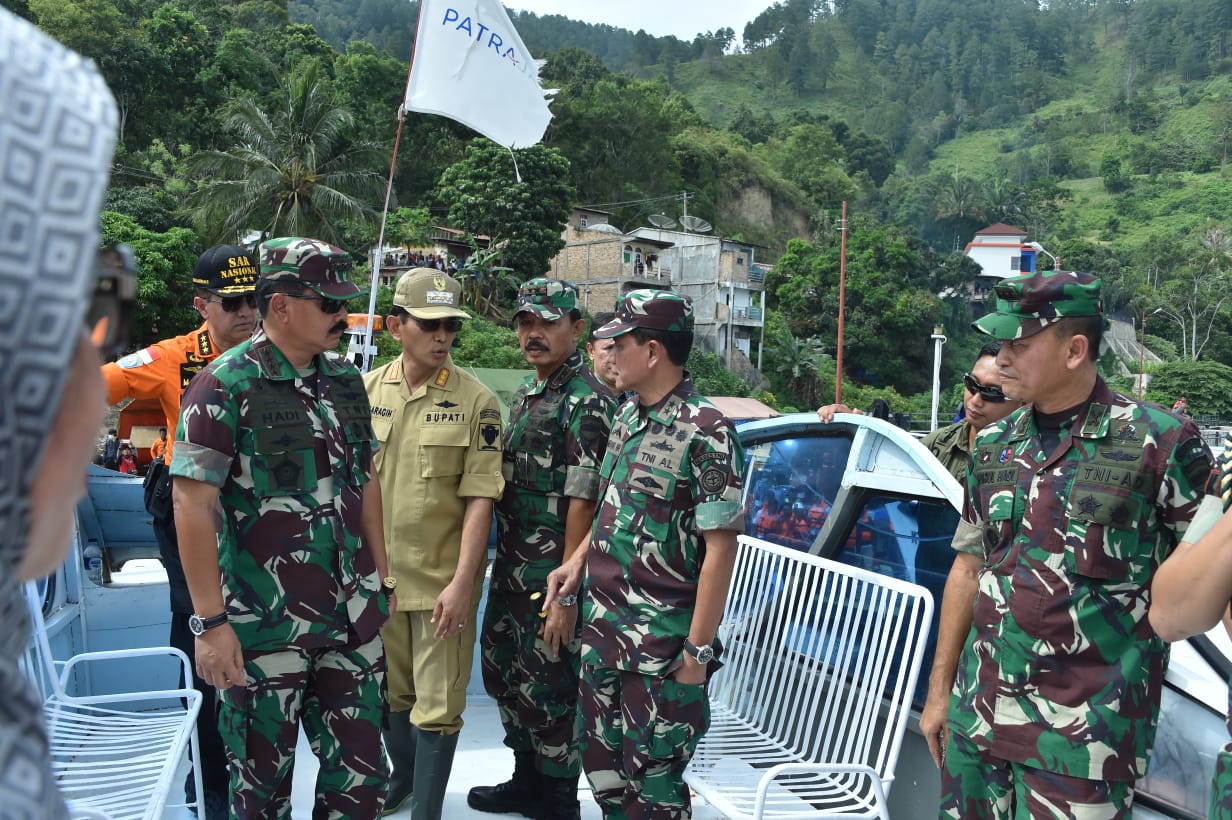 panglima-tni-tiba-di-pelabuhan-tigaras-simalungun_20180621_184948.jpg