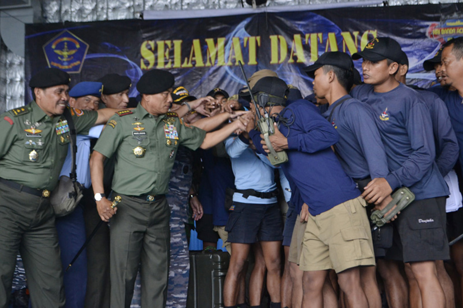 panglima-tni-tinjau-evakuasi-ekor-pesawat-airasia_20150109_165938.jpg
