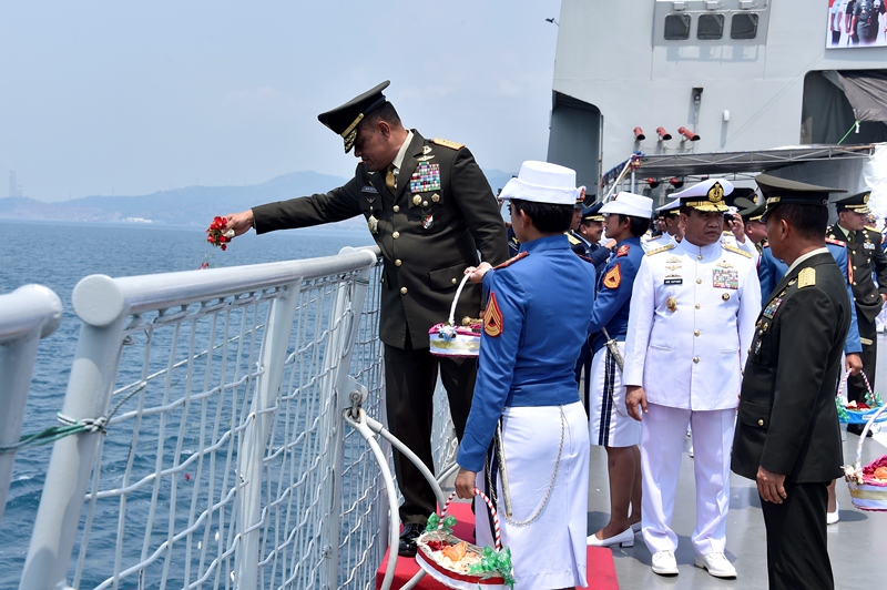 panglima-tni-tinjau-gladi-bersih-hut-ke-72-tni-tahun-2017_20171003_234146.jpg