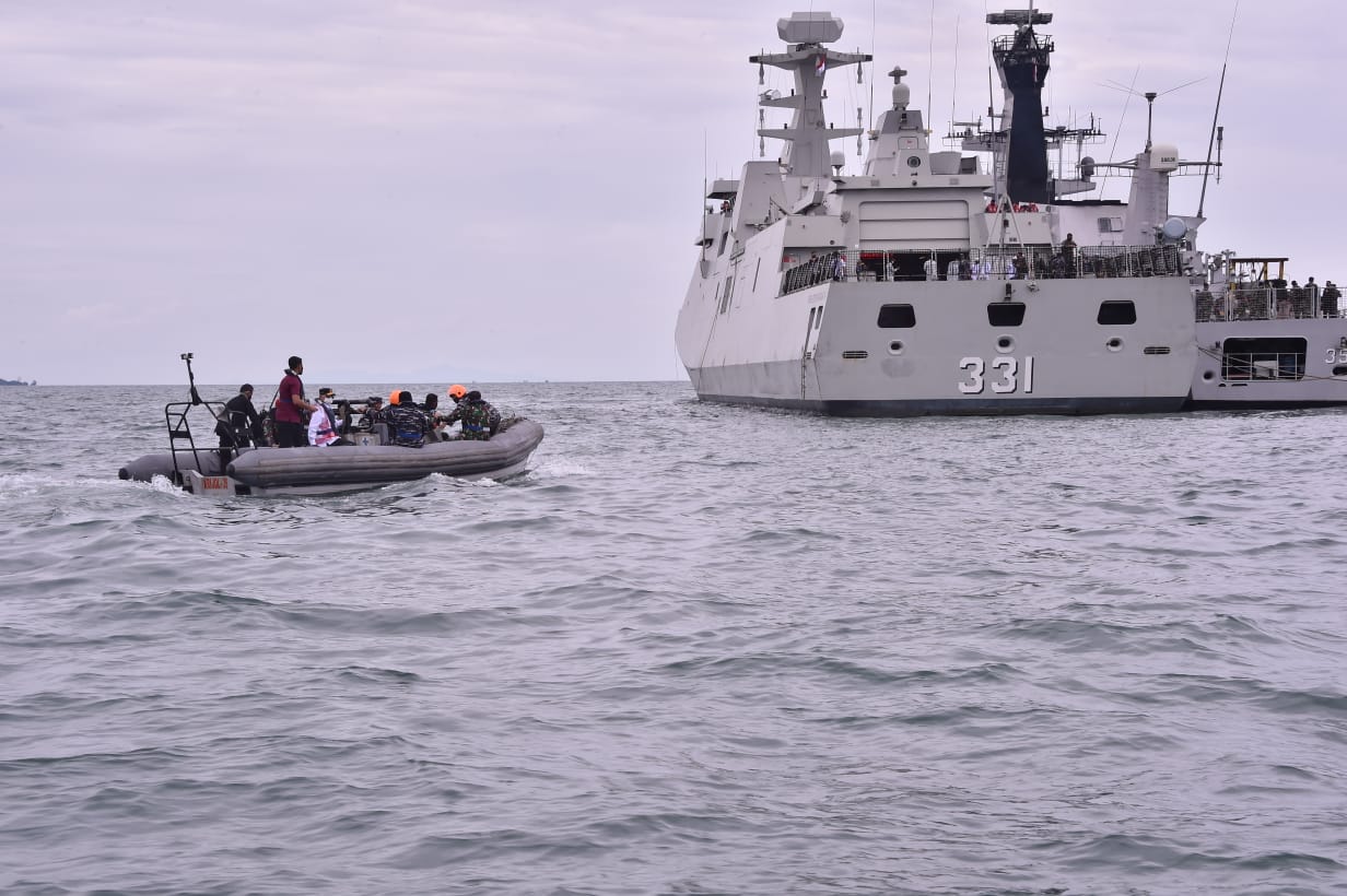 panglima-tni-tinjau-lokasi-ditemukannya-serpihan-pesawat-sj-182_20210110_171604.jpg