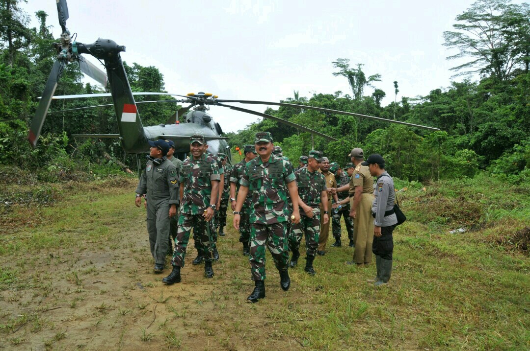 panglima-tni-tinjau-lokasi-pangkalan-tni-di-papua_20180202_195618.jpg