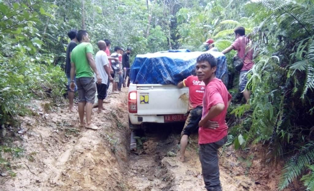 panitia-singkawang-peduli-covid-19-berupaya-membantu-warga-meski-tembus-jalan-rusak.jpg