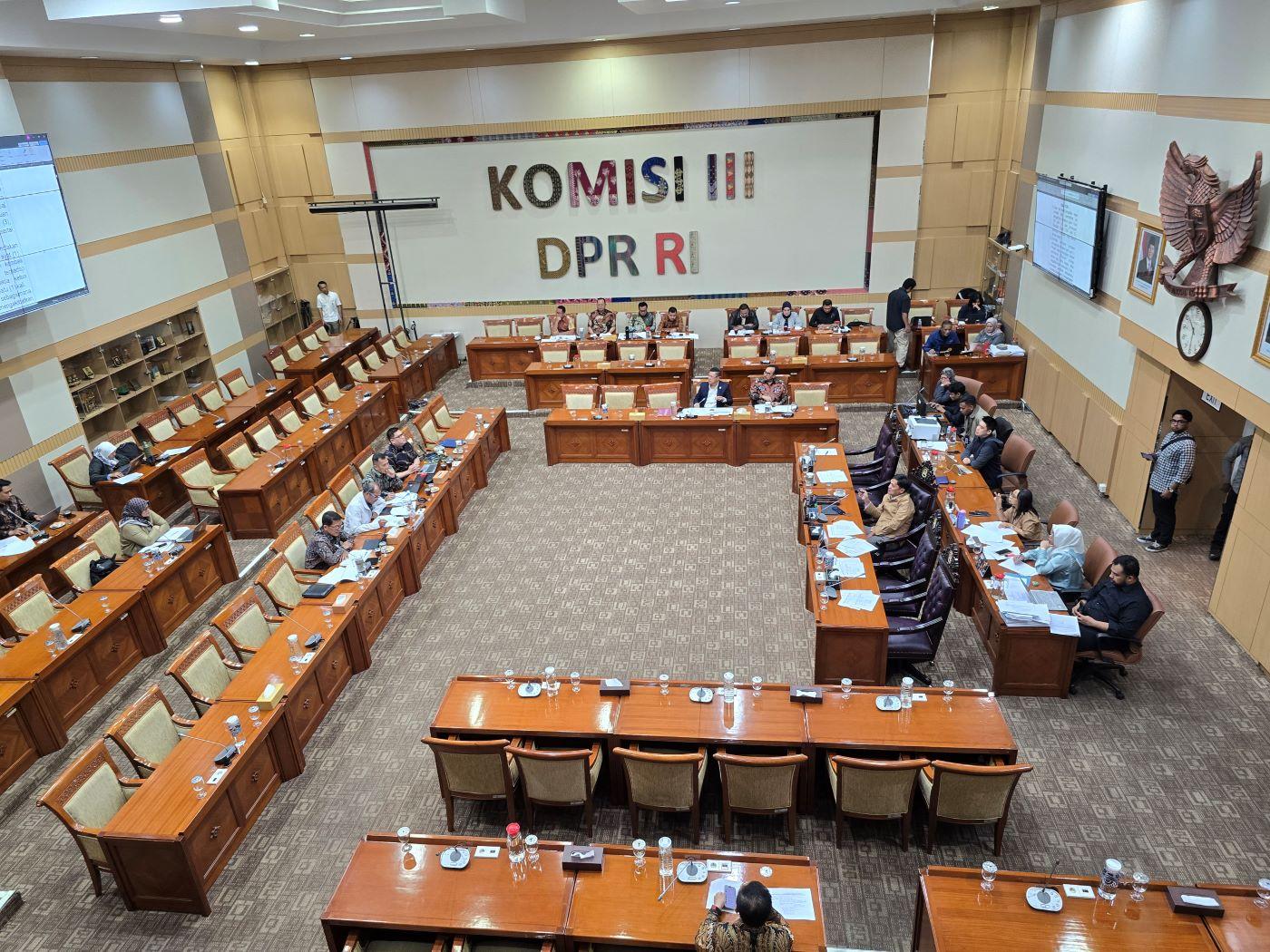 panjat-rapat-kuhap-soal-polri-penyidik-tertinggi.jpg