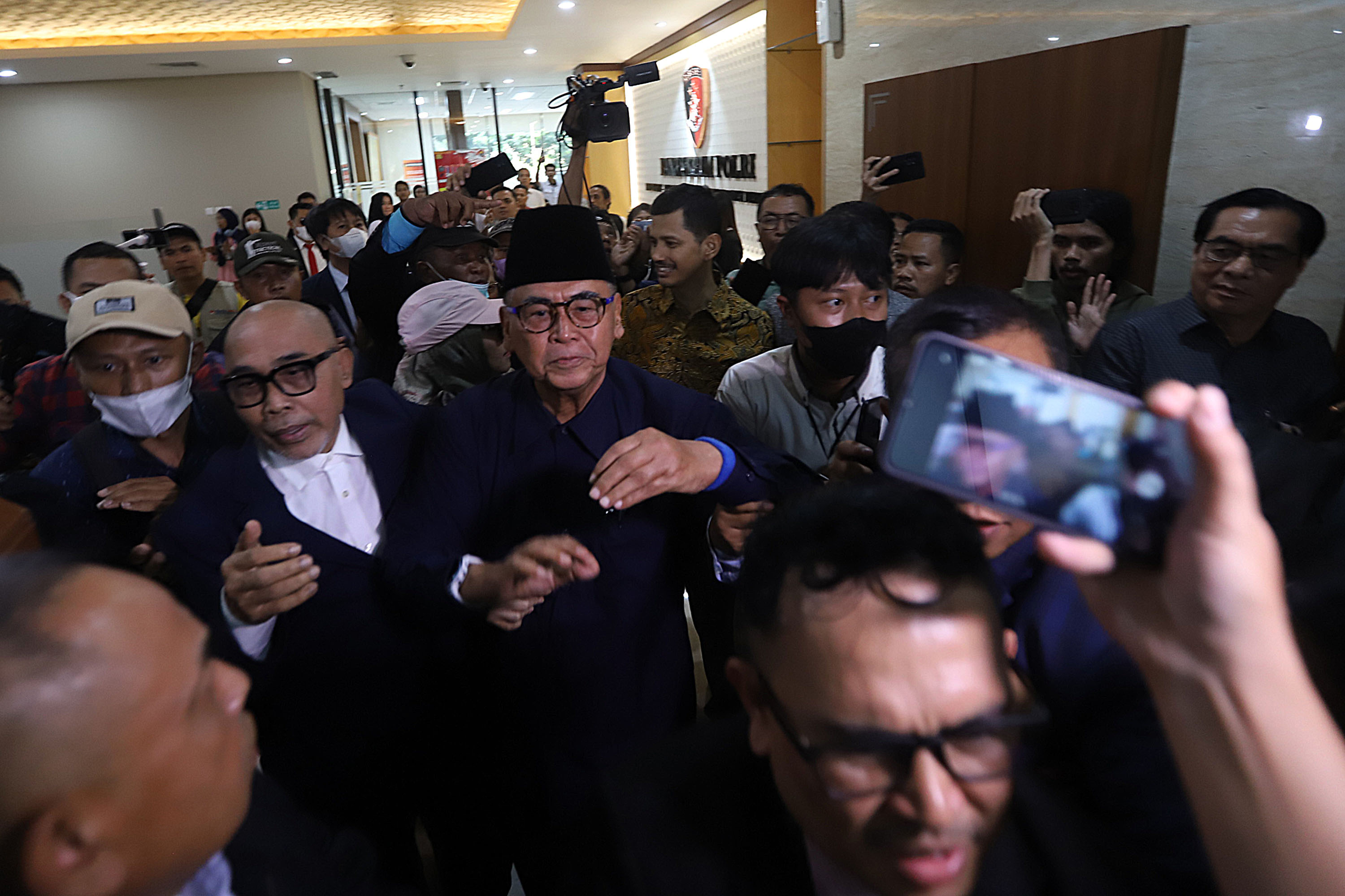 panji-gumilang-jalani-pemeriksaan-di-bareskrim-polri_20230703_172348.jpg