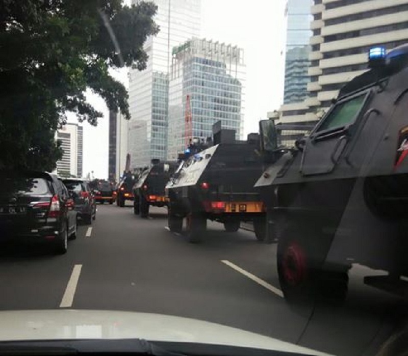 panser-amankan-demo-tolak-ahok_20161014_084229.jpg