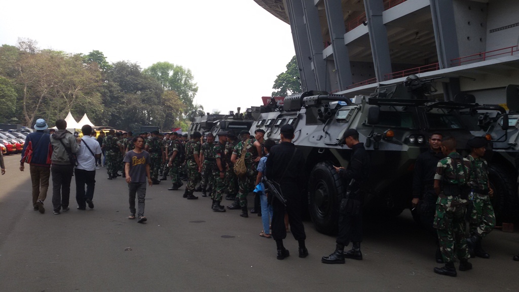 panser-tni-berjaga-di-stadion-gelora-utama-bung-karn_20151018_135339.jpg