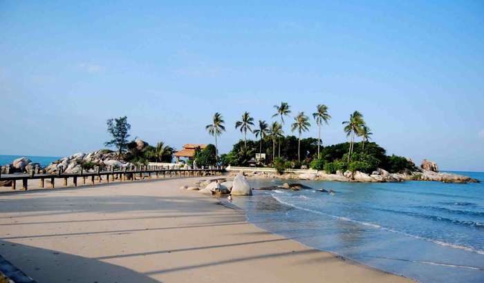 pantai-tanjung-pesona-sungailiat_20150623_132610.jpg