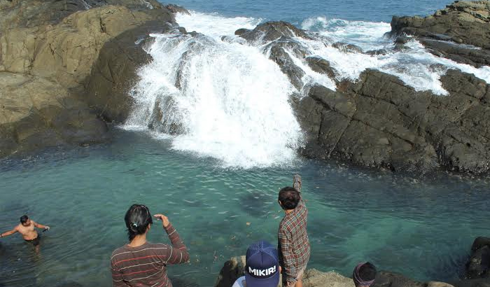 pantai-wediombo-gunungkidul_20150817_173356.jpg