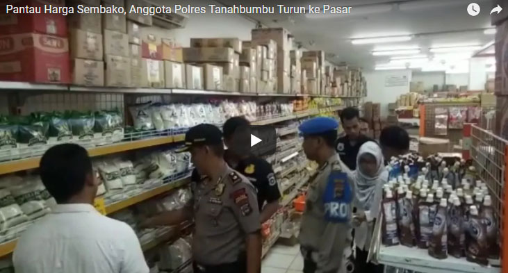 pantau-harga-sembako-anggota-polres-tanahbumbu-turun-ke-pasar_20171222_153859.jpg