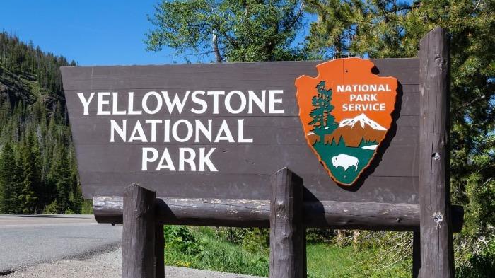papan-nama-taman-nasional-yellowstone.jpg