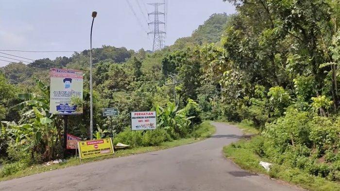 papan-peringatan-untuk-wisatawan-agar-tidak-melewati-jalur-cinomati.jpg