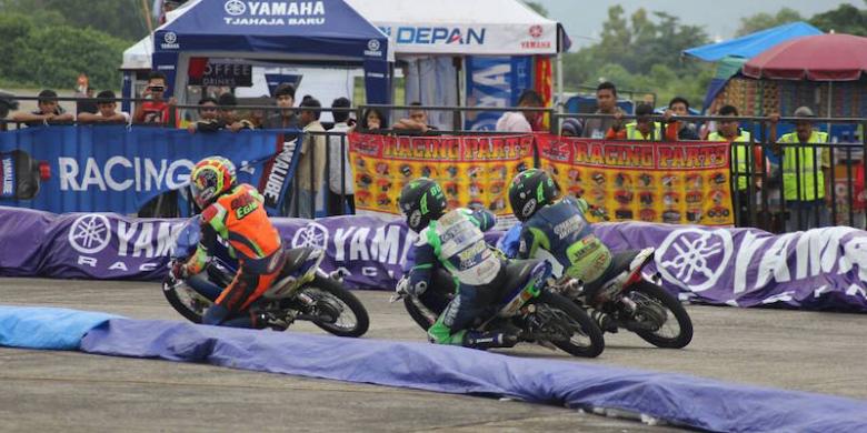 para-pebalap-beraksi-pada-kualifikasi-yamaha-cup-race-seri-padang_20150607_211640.jpg