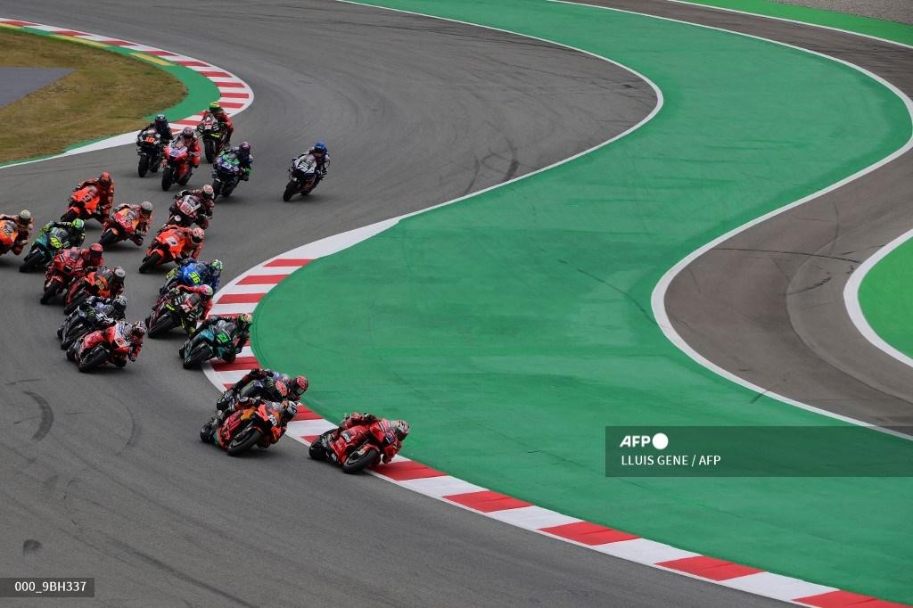 para-pebalap-berkompetisi-pada-awal-balapan-motogp-moto-grand-prix-de-catalunya.jpg