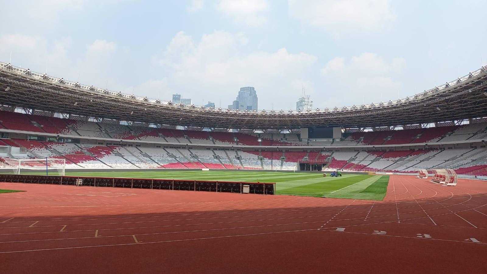 para-pekerja-tampak-sibuk-mempersiapkan-stadion-gelora-bung-karno.jpg