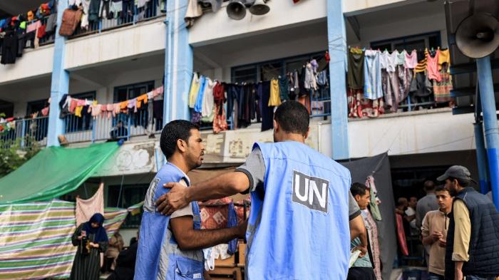 para-pekerja-unrwa-berbicara-bersama-di-taman-bermain-sekolah.jpg