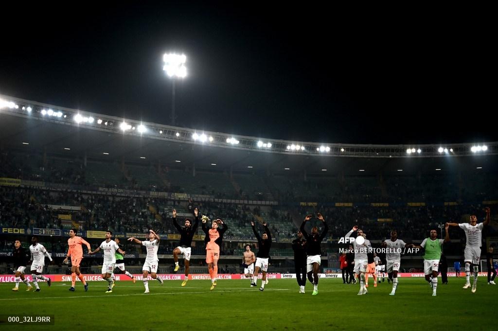 para-pemain-ac-milan-menyapa-penggemar.jpg