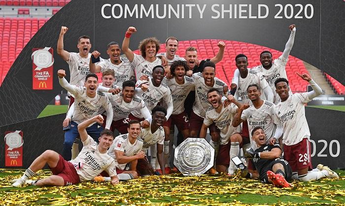 para-pemain-arsenal-berpose-dengan-trofi-community-shield-fa-inggris.jpg