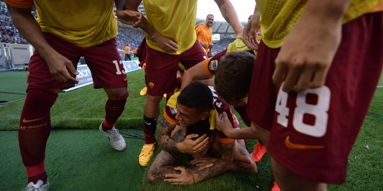 para-pemain-as-roma-merayakan-gol-juan-iturbe_20150526_014318.jpg
