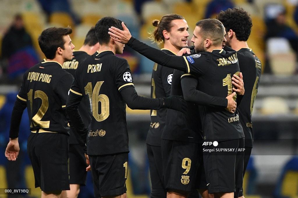 para-pemain-barcelona-merayakan-gol-ketiga.jpg