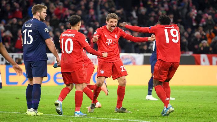 para-pemain-bayern-munchen-merayakan-gol-thomas-muller.jpg