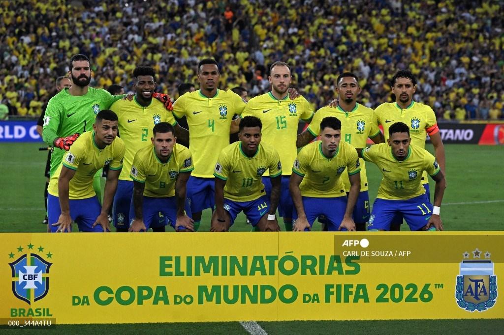 para-pemain-brasil-berfoto-sebelum-dimulainya-pertandingan-sepak-bola.jpg