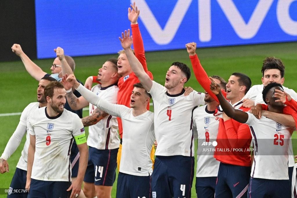 para-pemain-inggris-merayakan-kemenangan-setelah-mengalahkan-denmark.jpg