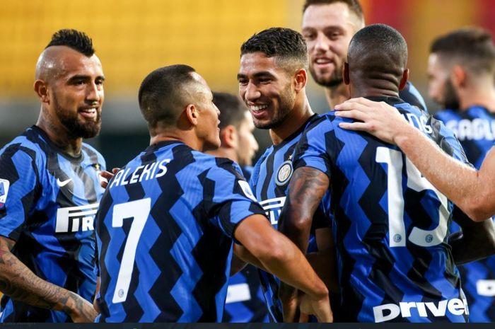 para-pemain-inter-milan-merayakan-gol-achraf-hakimi.jpg