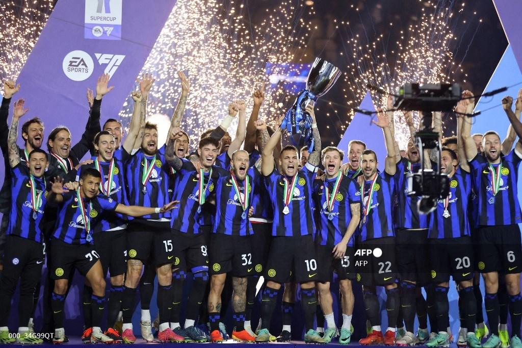 para-pemain-inter-milan-merayakan-kemenangan-supercoppa-italia.jpg