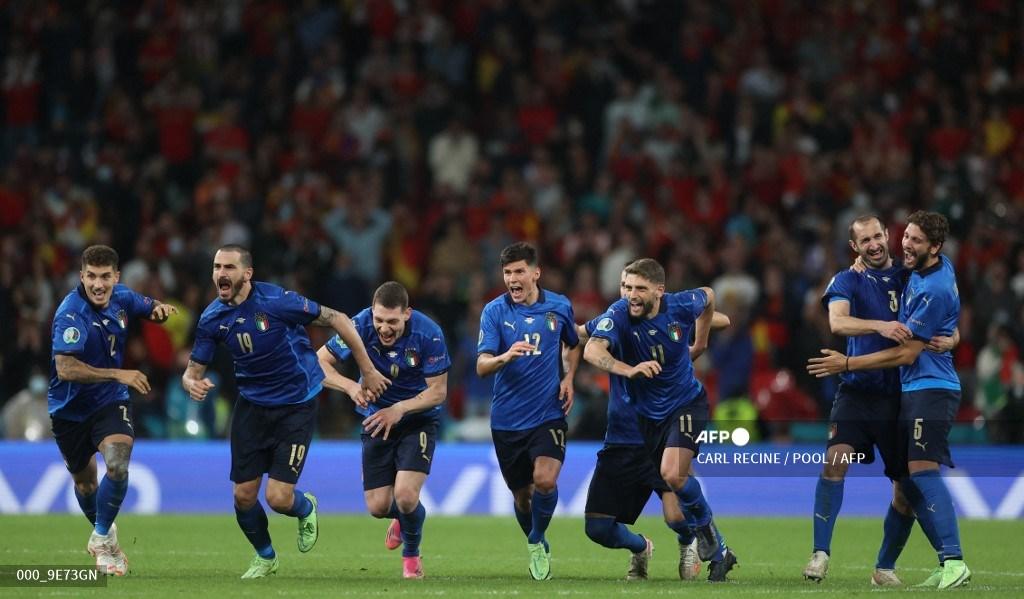 para-pemain-italia-merayakan-kemenangan-setelah-atas-spanyol.jpg