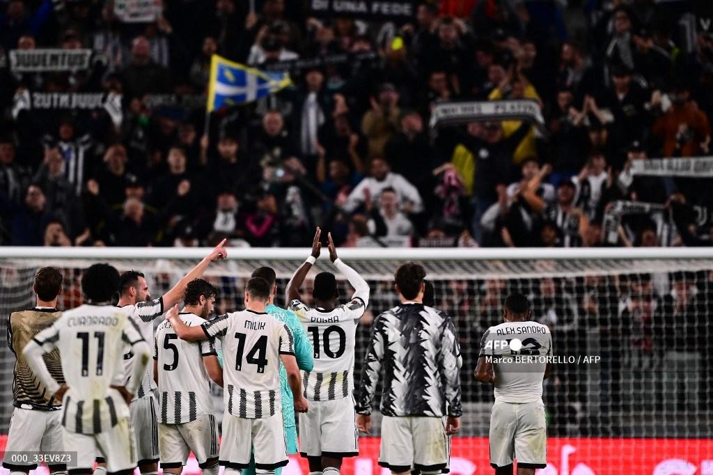 para-pemain-juventus-bertepuk-tangan-ke-arah-pendukungnya-pada-akhir-laga.jpg