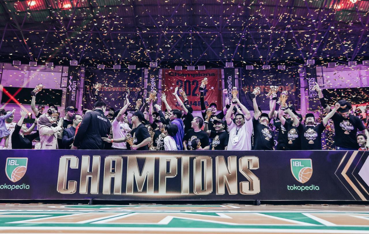 para-pemain-pelita-jaya-bakrie-merayakan-gelar-juara-ibl-2024.jpg