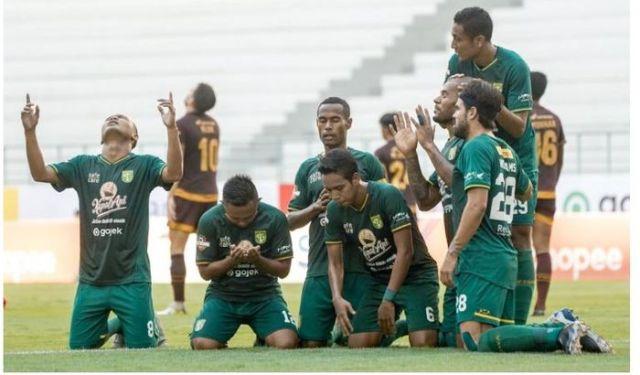 para-pemain-persebaya-merayakan-gol-david-da-silva.jpg