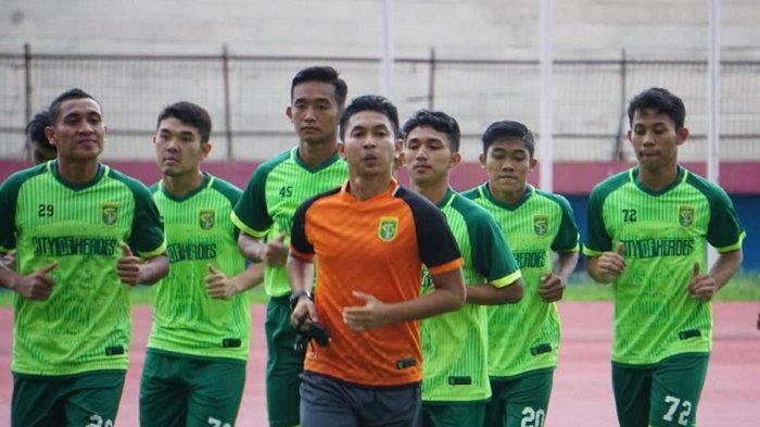 para-pemain-persebaya-surabaya-mengikuti-latihan-perdana.jpg