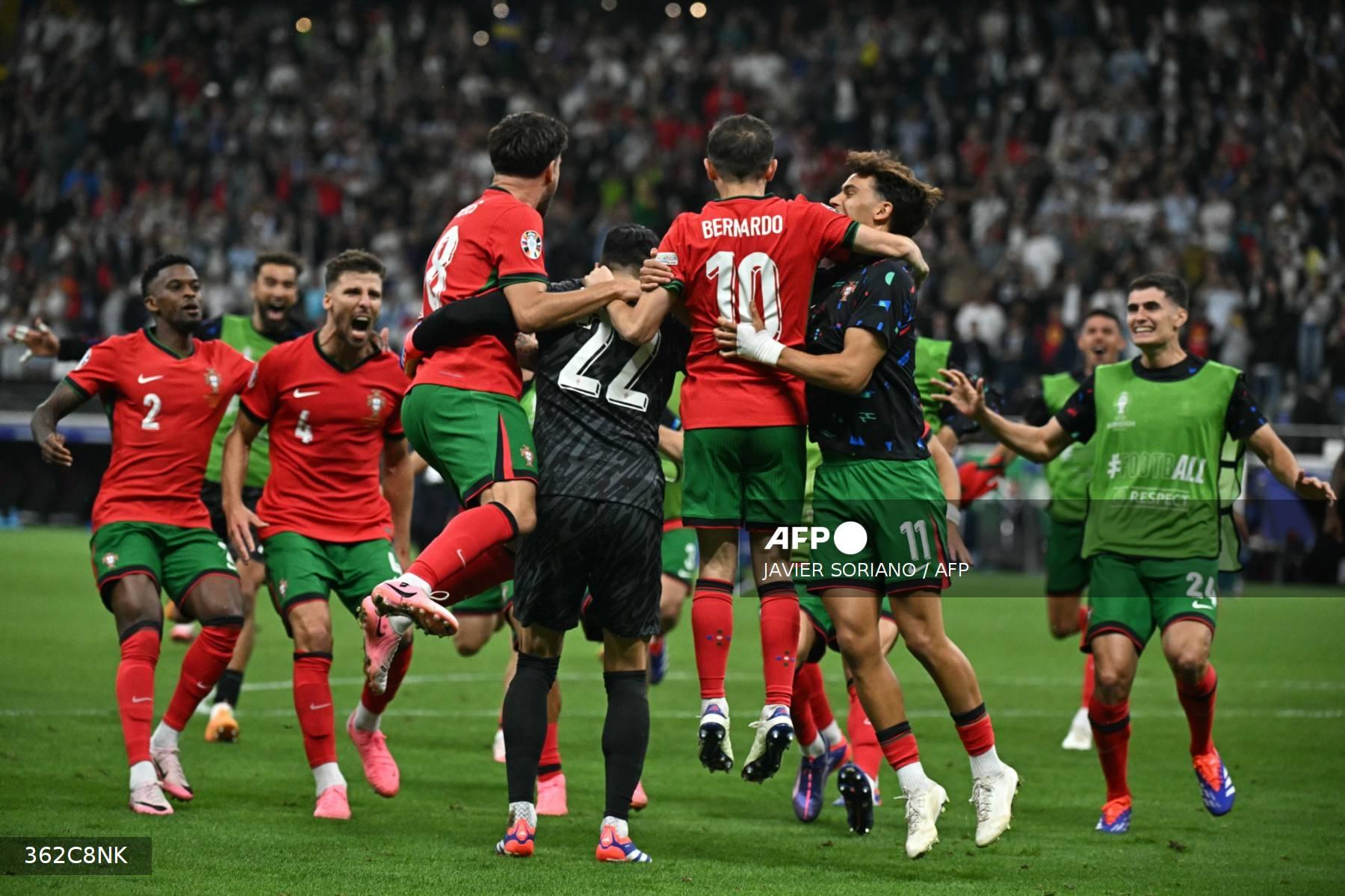 para-pemain-portugal-merayakan-kemenangan-atas-slovenia-di-babak-16-besar-euro-2024.jpg