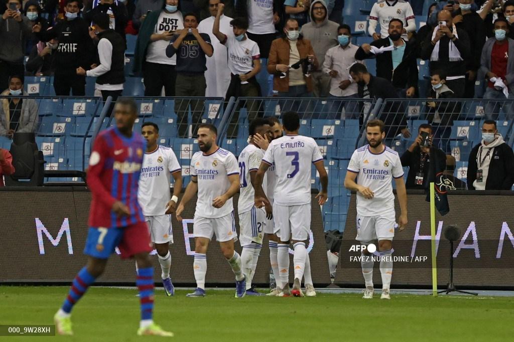 para-pemain-real-madrid-merayakan-golnya-dalam-pertandingan-sepak-bola.jpg