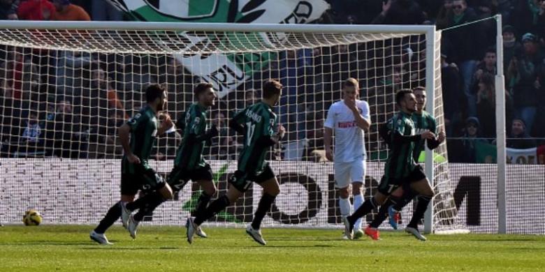 para-pemain-sassuolo-merayakan-gol_20150201_231507.jpg