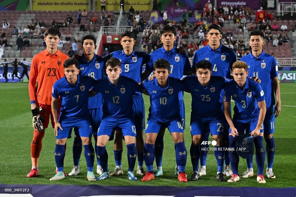 para-pemain-thailand-melakukan-sesi-foto.jpg