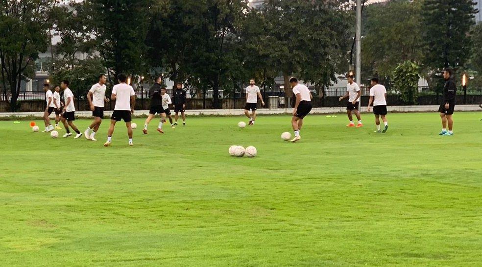 para-pemain-timnas-indonesia-saat-berlatih-di-usai-hujan.jpg