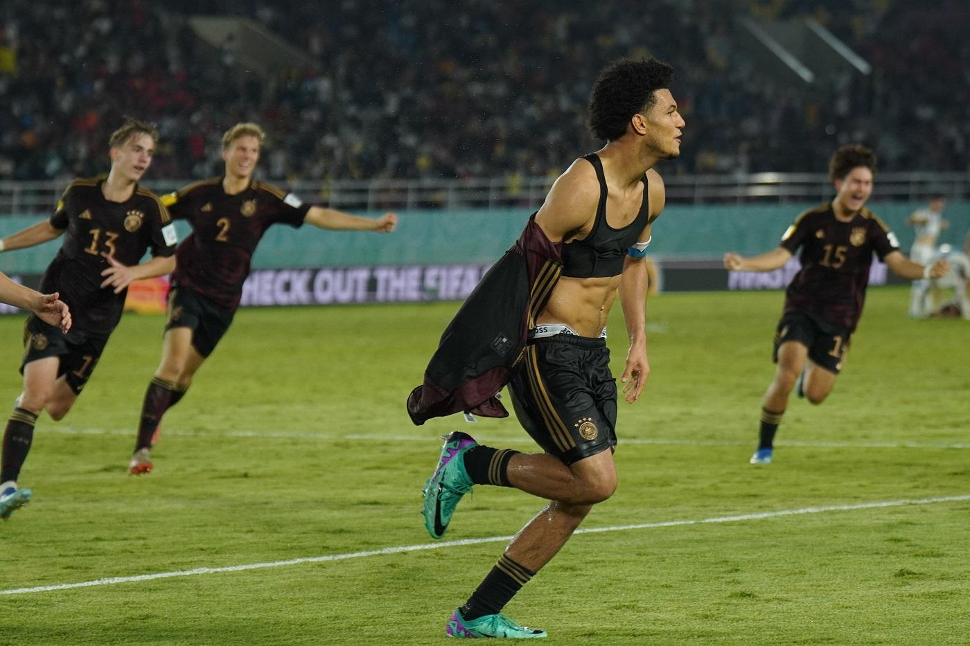 para-pemain-timnas-jerman-u17-merayakan-kemenangan.jpg