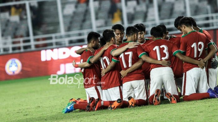 para-pemain-timnas-u-19-indonesia-berkumpul-di-dalam-lapangan-jelang-laga-kontra-timnas-u-19-jepang_20181107_204229.jpg