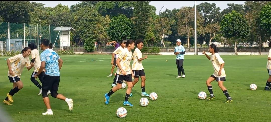 para-pemain-timnas-wanita-indonesia-saat-menjalani-latihan-resmi.jpg